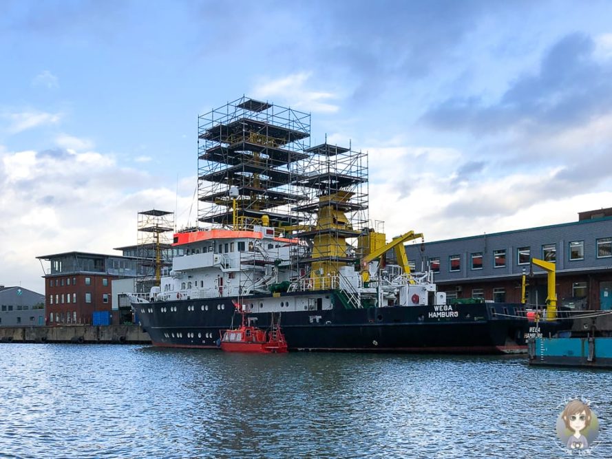 Sicht einer Schiffsreparatur auf einer Hafenrundfahrt Bremerhaven Sehenswürdigkeiten