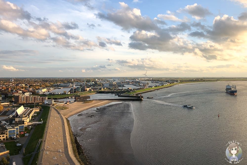 Blick auf das Wasser von der Aussichtsplattform Sail City Bremerhaven Sehenswürdigkeiten