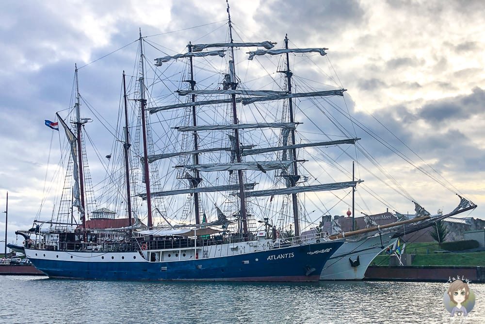 Großes Segelschiff in einem von Bremerhavens Häfen