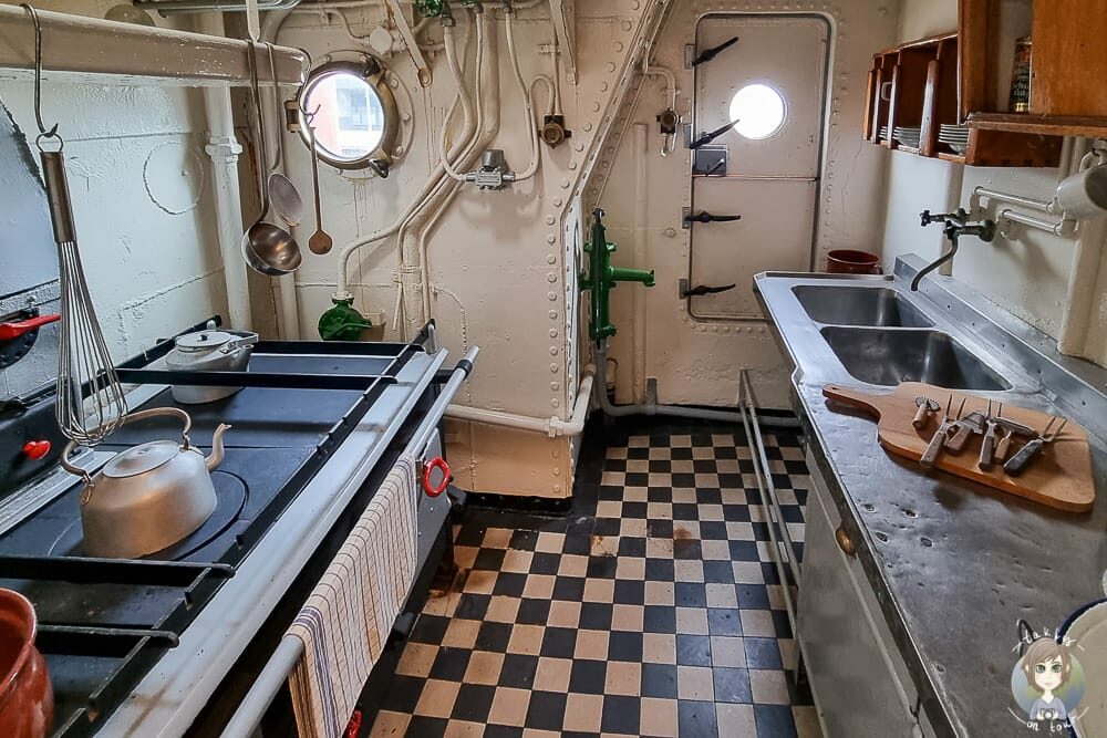 Blick in ein Museumsschiff im Hafen von Bremerhavens Sehenswürdigkeiten