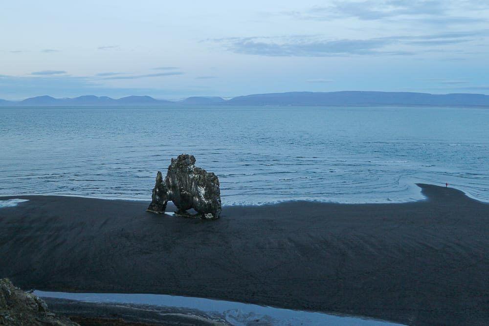Blick auf den Hvitserkur in Islands Norden
