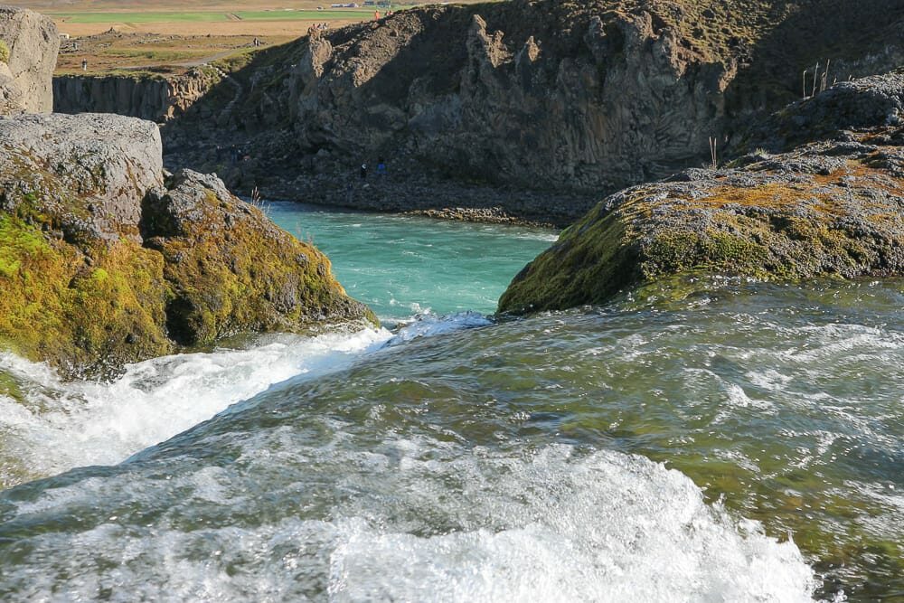 Rand vom Godafoss Wasserfall in Islands Norden