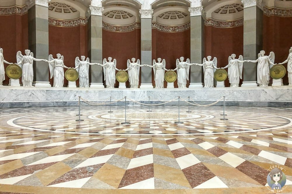 Siegesgöttinnen in der Eingangshalle der Befreiungshalle Kelheim