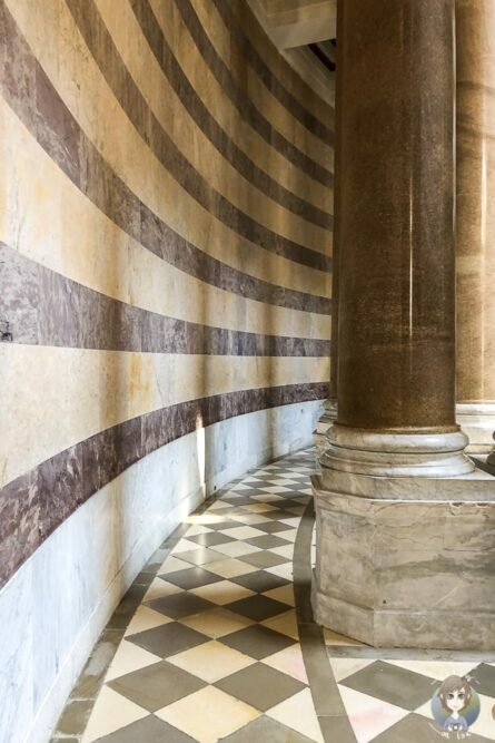 Mamor auf der Empore in der Befreiungshalle Kelheim