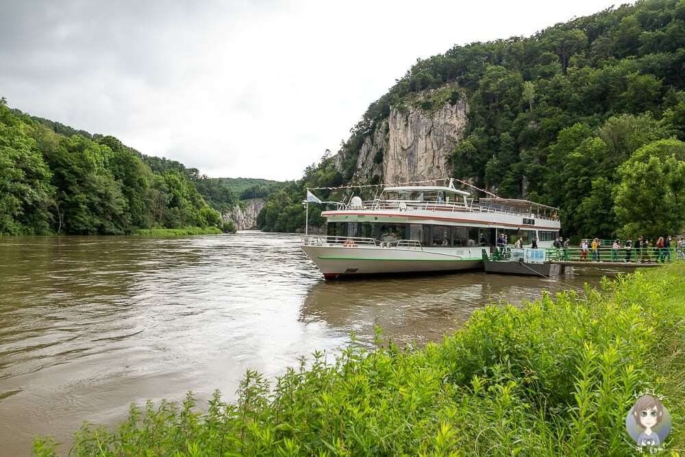 Mit der Schifffahrt Kelheim an der Haltestelle Weltenburg