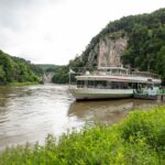 Mit der Schifffahrt Kelheim an der Haltestelle Weltenburg