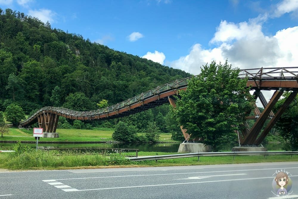 Blick auf die Tatzlwurm Holzbrücke in Essing