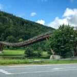 Blick auf die Tatzlwurm Holzbrücke in Essing