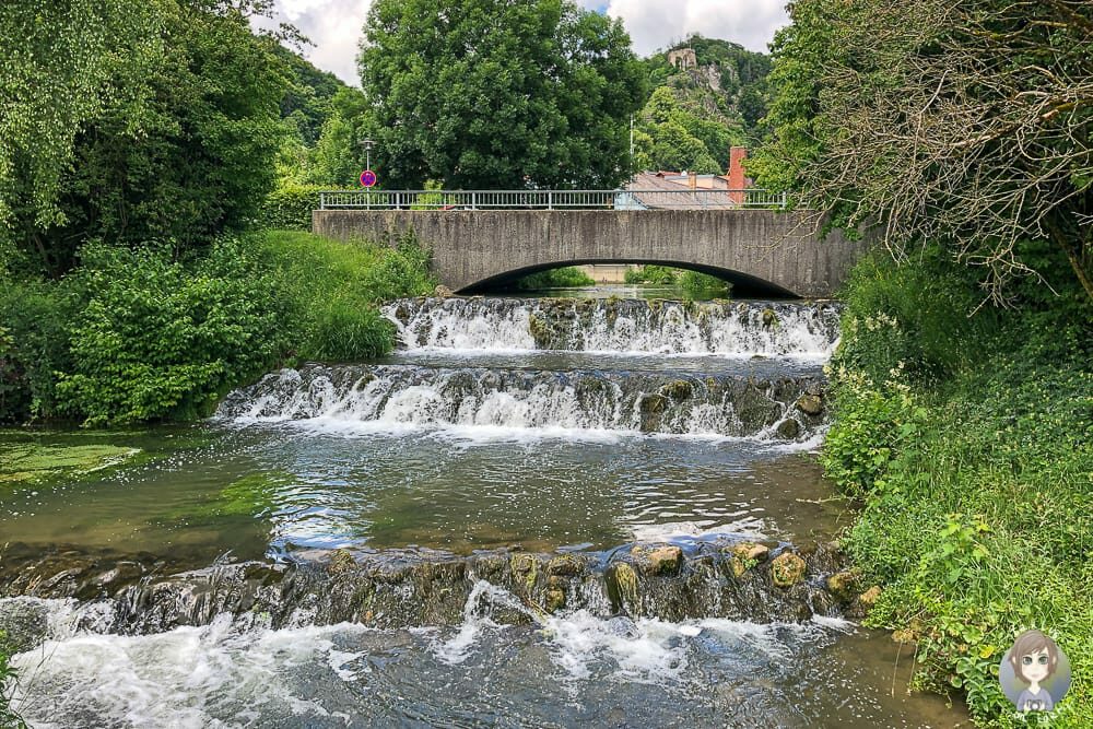 Wasserfall zum Stadtweiher in Riedenburg