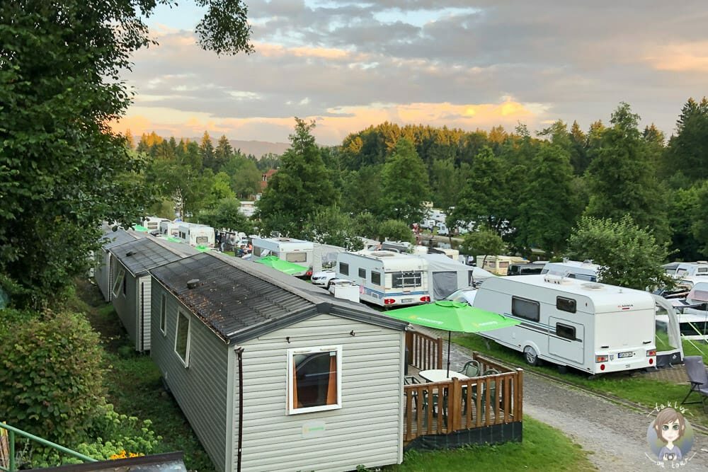 Wohnwagen und Wohnmobil auf einem Campingplatz