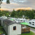 Wohnwagen und Wohnmobil auf einem Campingplatz