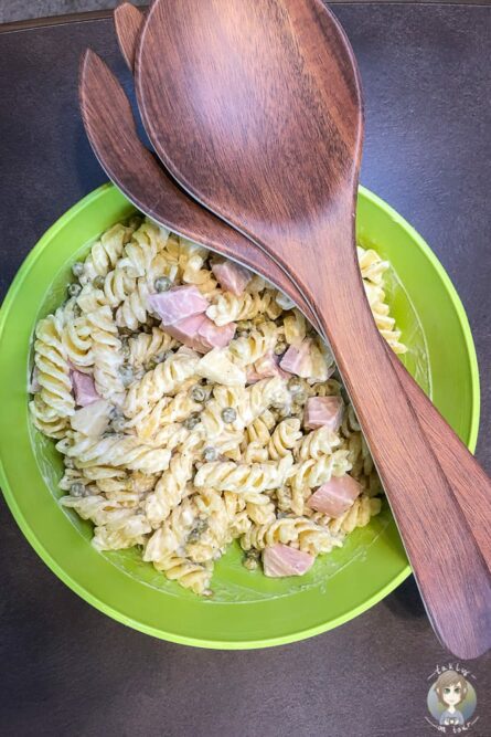 Kochen mit dem Zubehör im Mietwohnwagen