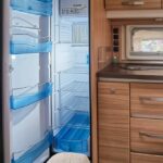 Ein Kühlschrank im Wohnwagen oder Wohnmobil