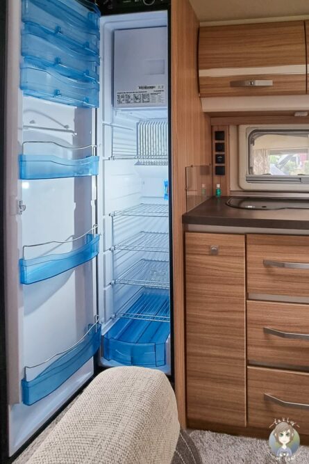 Ein Kühlschrank im Wohnwagen oder Wohnmobil