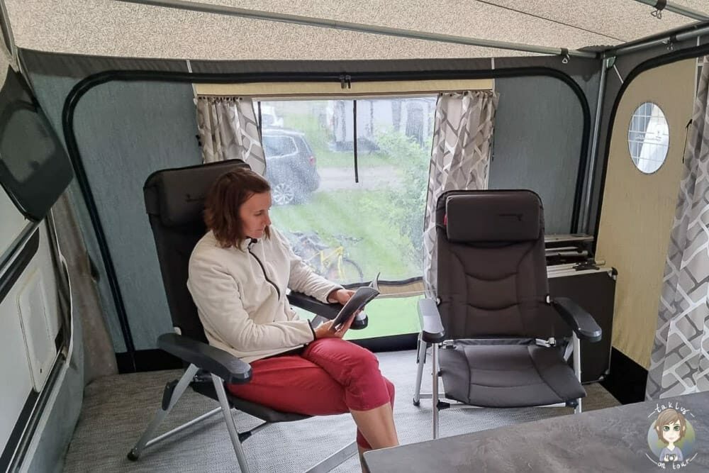 Bei Regen im Vorzelt vom Mietwohnwagen
