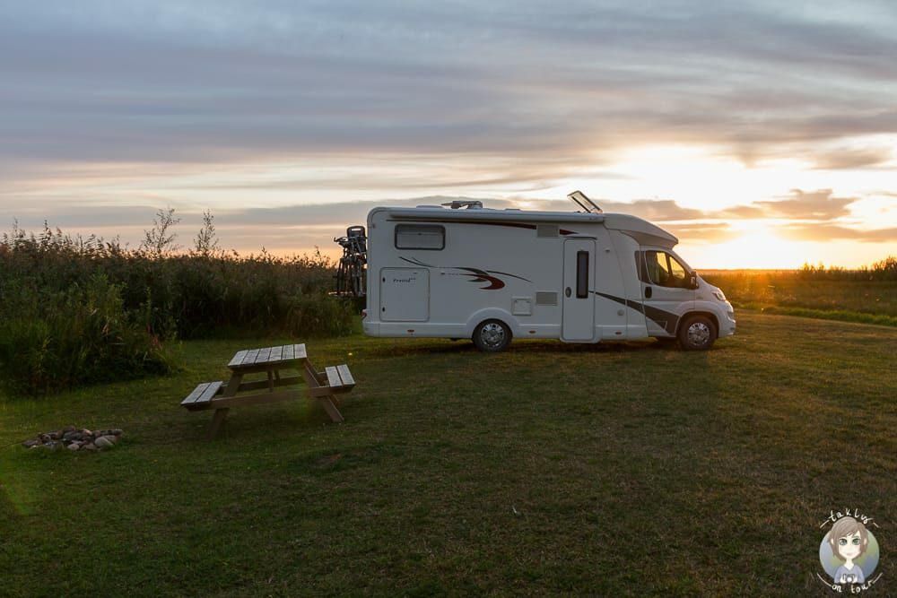 Ein Wohnmobil beim Wildcampen in Deutschland