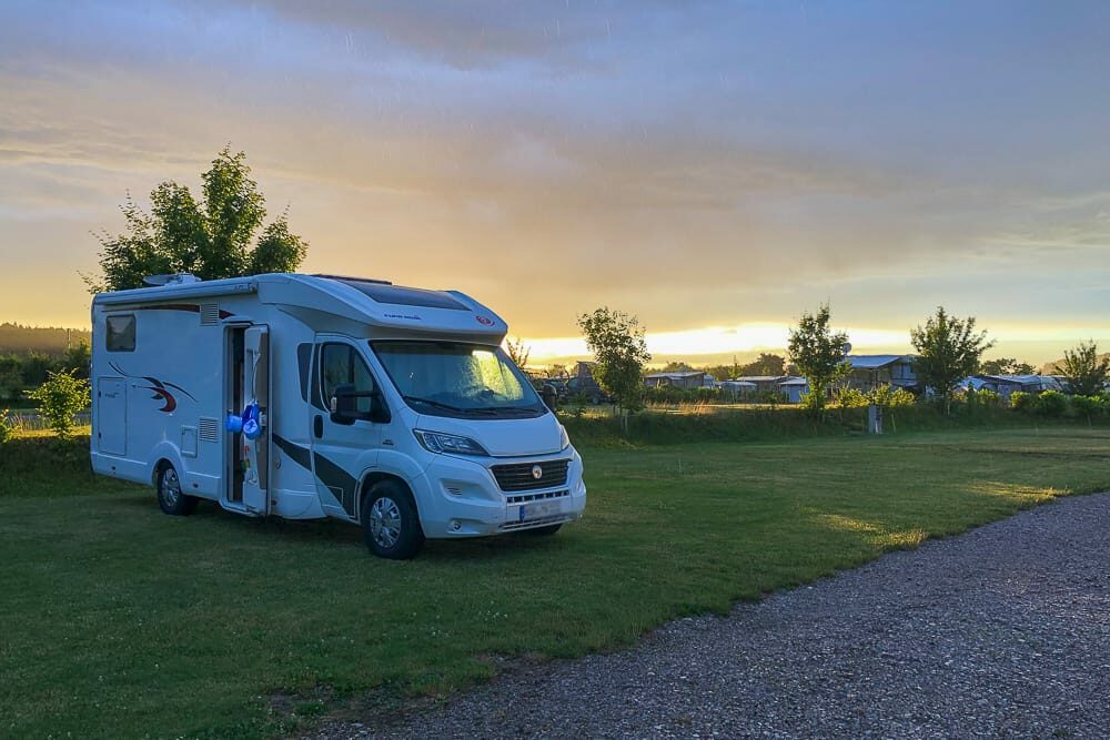 Wohnmobil auf dem Campingplatz Freizeitinsel Bad Abbach