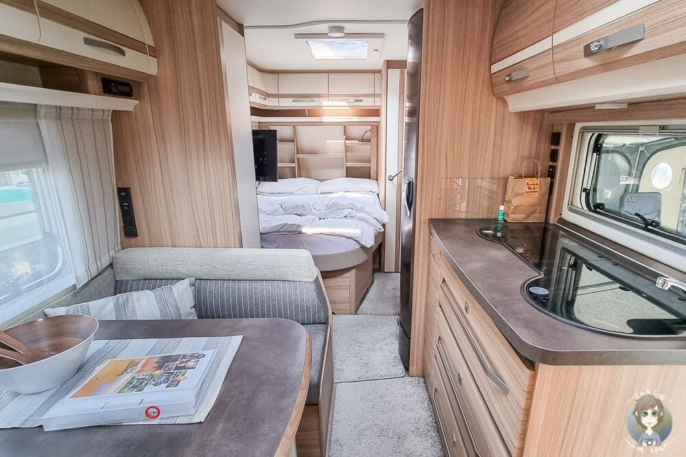 Ein Doppelbett im Caravan beim Vergleich Wohnwagen oder Wohnmobil