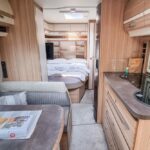 Ein Doppelbett im Caravan beim Vergleich Wohnwagen oder Wohnmobil