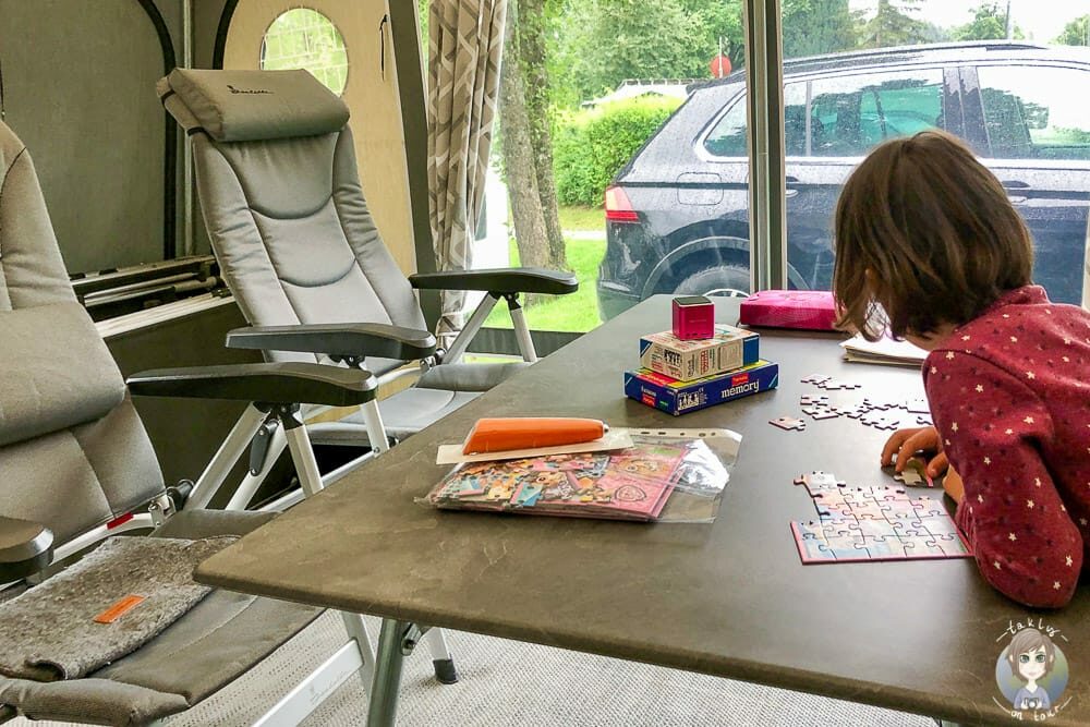 Im Mietwohnwagen oder Wohnmobil auf dem Campingplatz mit Kind