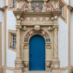 Eine Tür in einem Treppenturm von Schloss Neuhaus