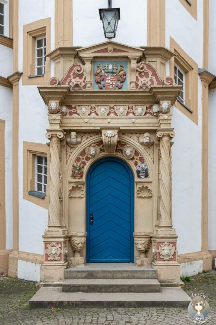 Eine Tür in einem Treppenturm von Schloss Neuhaus