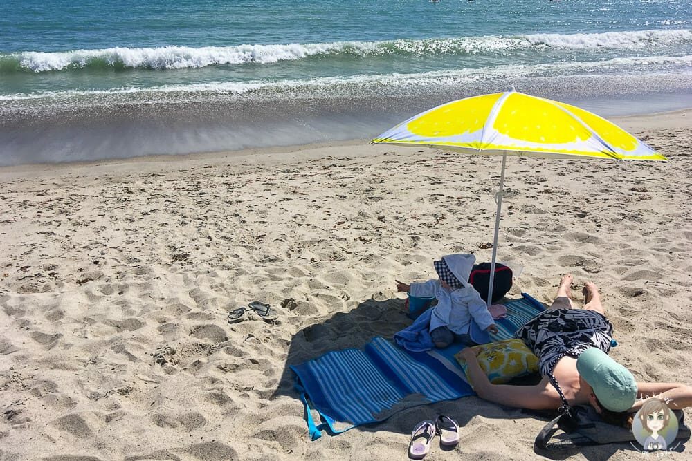 Am Strand beim ersten Urlaub mit Kleinkind