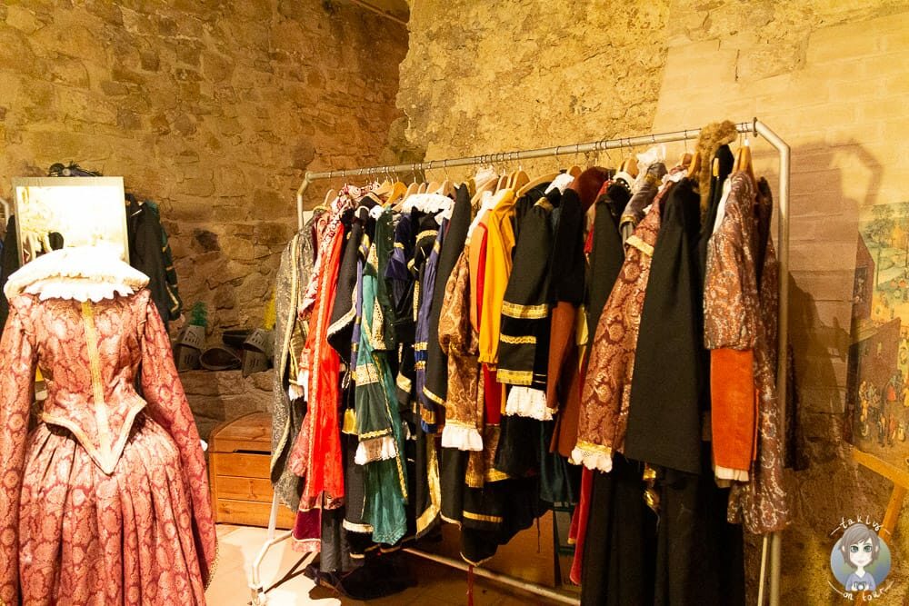 Kleider zum Anziehen im Schloss Brake