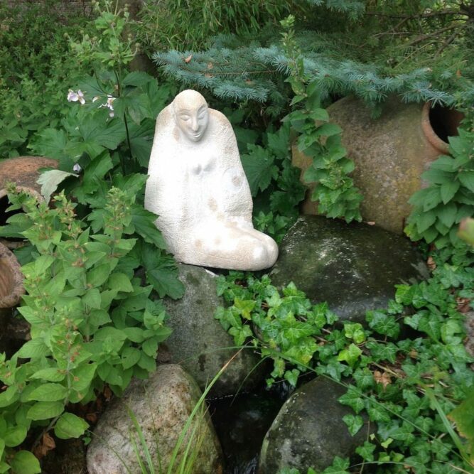 Die Skulptur an der Traumquelle in Kalletal © Renate Lübbing