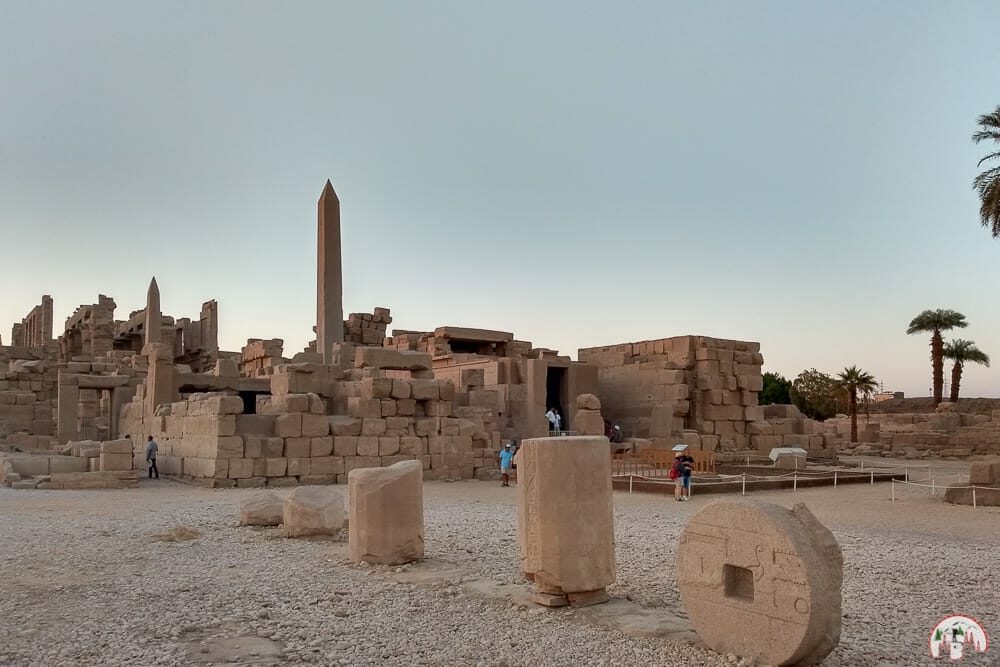 Blick auf die Tempelanlage Karnak auf einer Nilkreuzfahrt