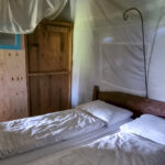 Doppelbett im Safarizelt auf dem Bauernhof von Wiesenbett