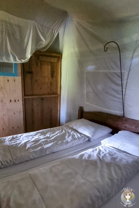 Doppelbett im Safarizelt auf dem Bauernhof von Wiesenbett