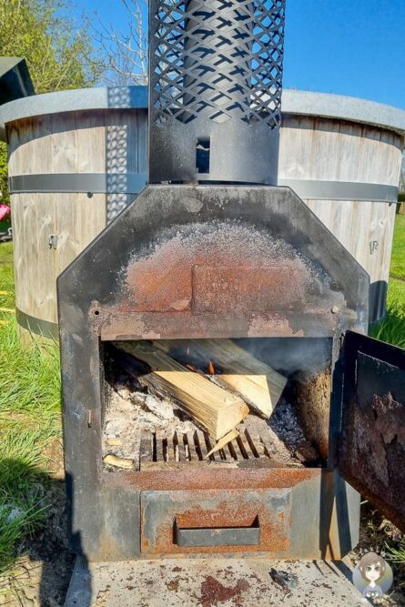 Hottub mit Feuerholz anfeuern