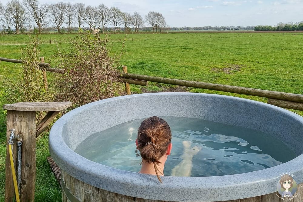 Entspanntes Bad im Hottub auf dem Wiesenbett-Hof
