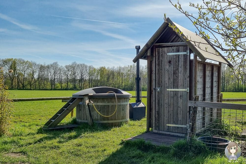 Hottub und Outdoordusche auf dem Bauernhof von Wiesenbett