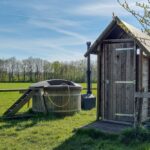 Hottub und Outdoordusche auf dem Bauernhof von Wiesenbett