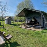 Schönes Safarizelt auf einem Bauernhof in Drenthe für Naturcamping