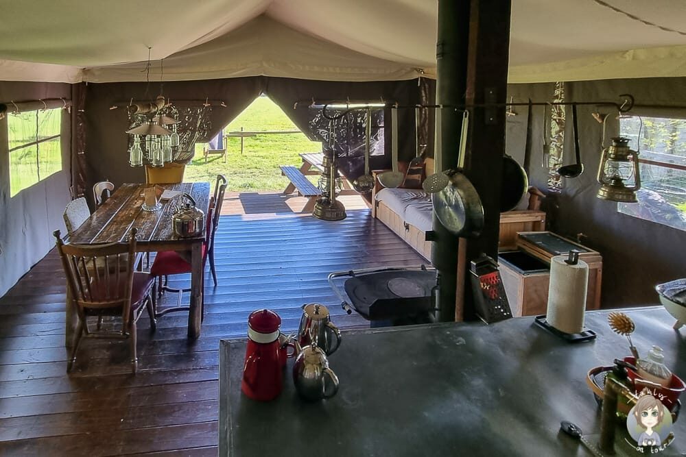 Wohnzimmer und Küche im Safarizelt