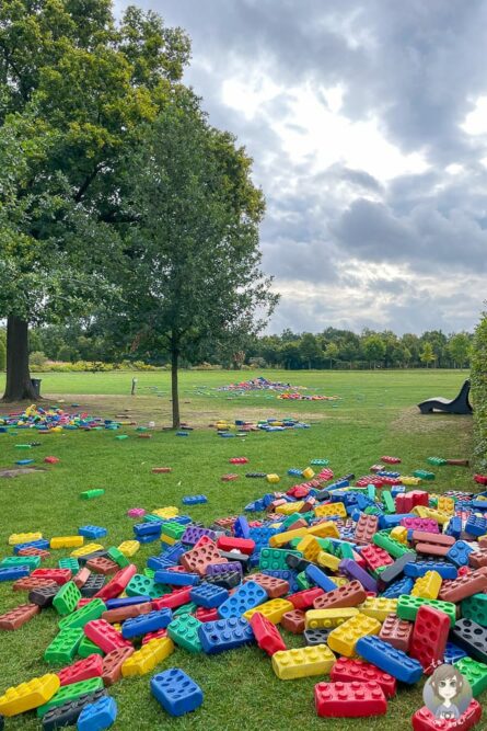 Spielwiese mit großen Bausteinen im Gartenschaupark Rietberg