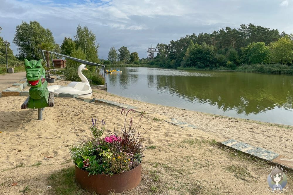 Tretboote und Strand am Obersee im Gartenschaupark Rietberg