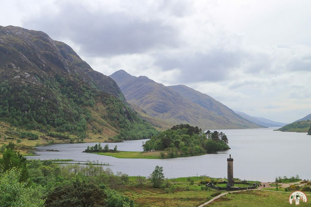 Das Glenfinnan Monument am Lock Shiel in Schottland