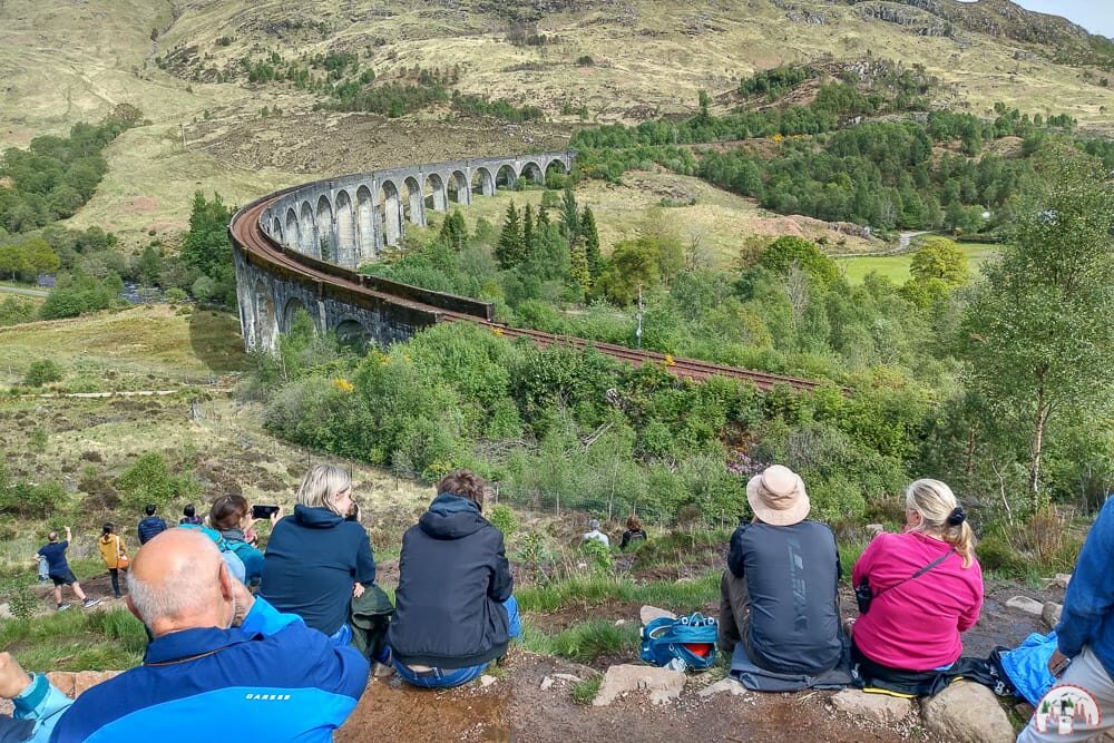 Touristen am Glenfinnan Viadukt einem Schottland Highlight