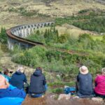 Touristen am Glenfinnan Viadukt einem Schottland Highlight