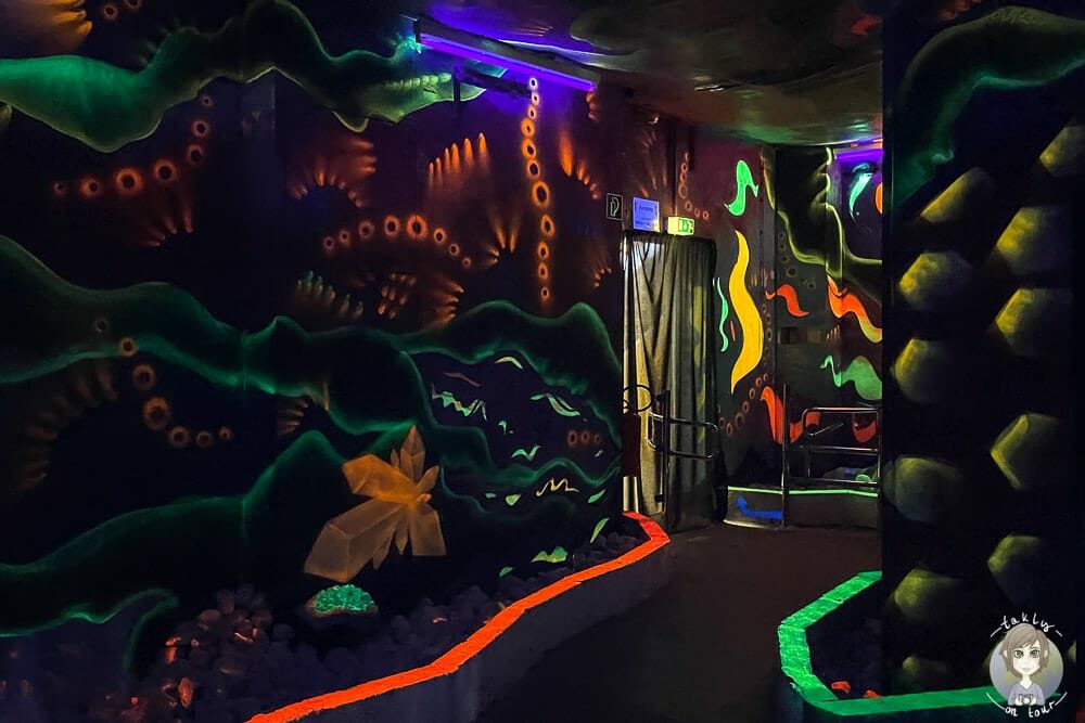 Fluoreszierende Edelstein-Erlebniswelt im EdelSteinLand