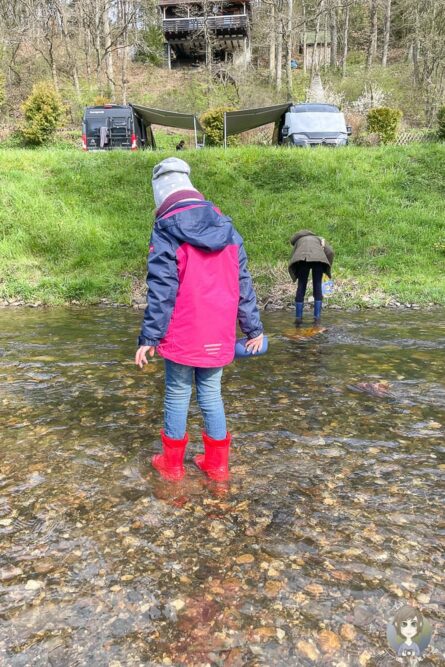 Edelsteinsuche am Wasserspielplatz vom Camping Harfenmühle