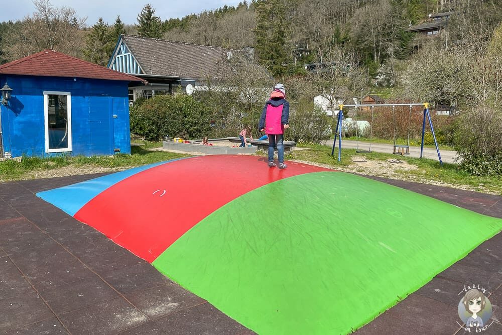 Hüpfkissen auf dem Camping Harfenmühle