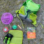 Inhalt vom Entdeckerrucksack auf dem Camping Harfenmühle