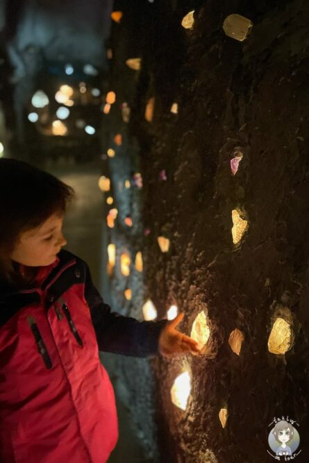 Ein Kind in der Edelstein-Erlebniswelt