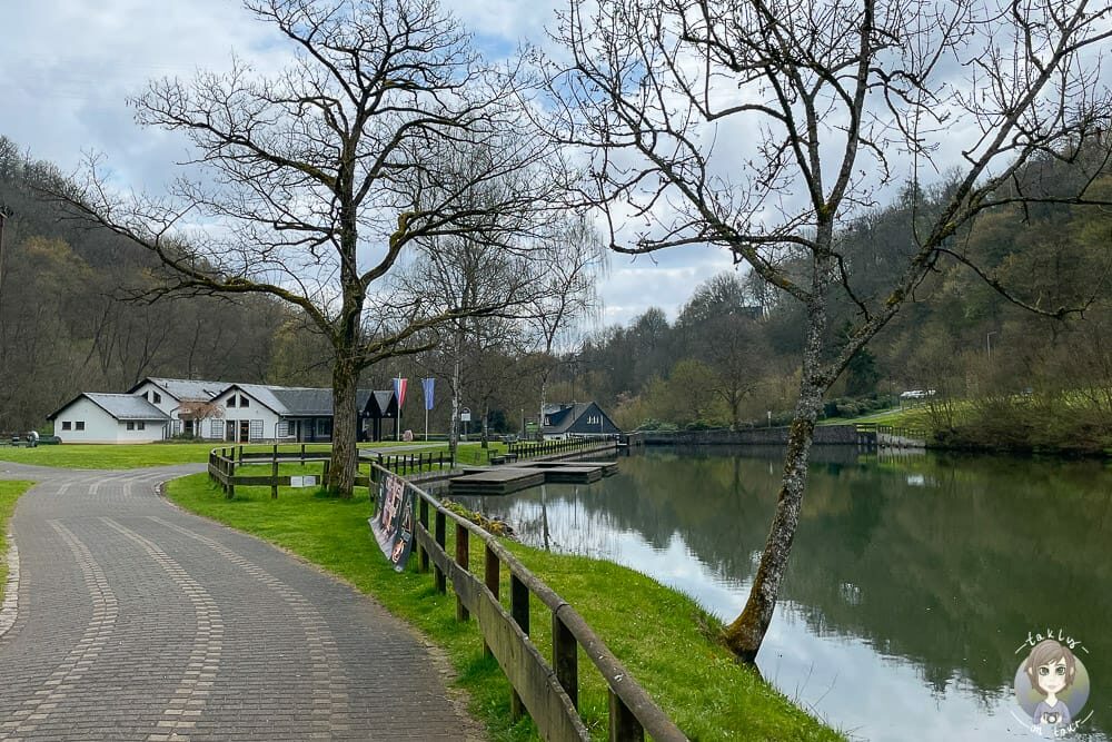 Ein Restaurant mit Teich an der Weiherschleife im EdelSteinLand