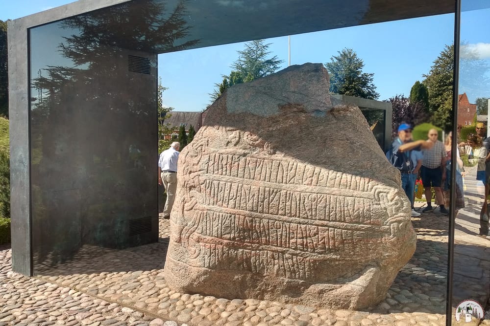 Besuch der Runensteine in Jelling auf einer Südnorwegen Rundreise